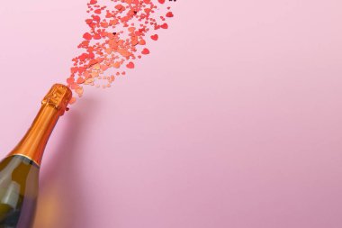 Sevgililer Günü konsepti pembe arka planda, süslemeli. Sevgililer Günü konsepti, düğünler, nişanlar, anneler günü, doğum günü, yeni yıl, Noel ve diğer tatiller. Düz f