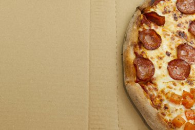 Lezzetli İtalyan pizzası karton kutunun üzerinde. Peynir ve biber. Lezzetli yemek. fotoğraf pizzacı menüsü için kullanılabilir