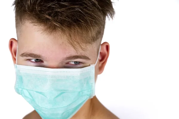 Mladý muž s lékařskou maskou. Mladý doktor. izolované na bílém — Stock fotografie