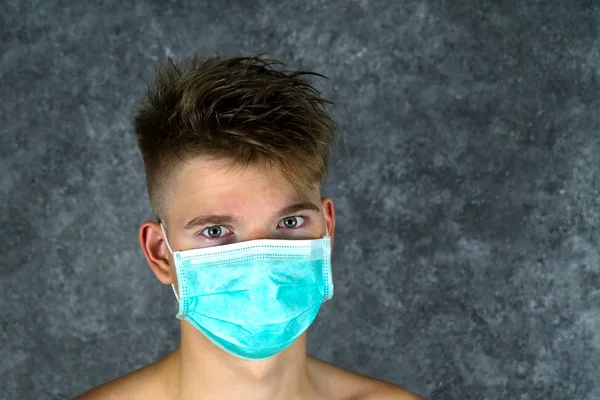 Молодой человек в медицинской маске. концепция молодого врача . — стоковое фото