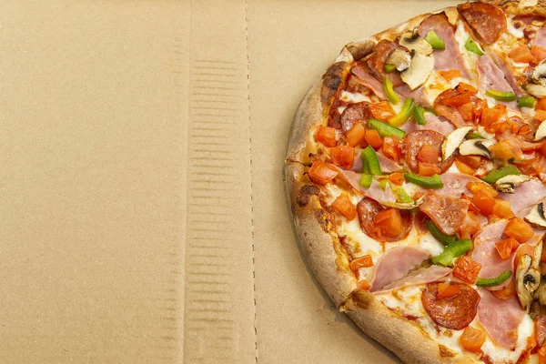 Vlakke lay-out van lekkere Italiaanse pizza op kartonnen doos. Kaas en peper. Heerlijk eten. foto kan worden gebruikt voor pizzeria menu — Stockfoto