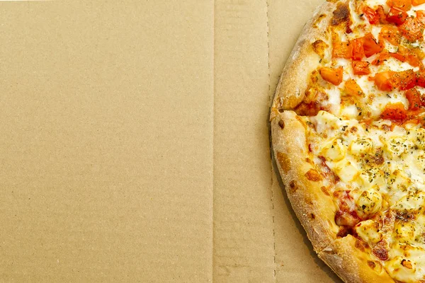 Vlakke lay-out van lekkere Italiaanse pizza op kartonnen doos. Kaas en peper. Heerlijk eten. foto kan worden gebruikt voor pizzeria menu — Stockfoto