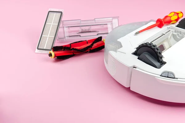 Fehér robot porszívó. Porszívó robot javítás koncepció rózsaszín háttér. technológia robot — Stock Fotó