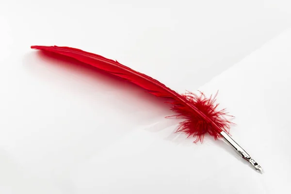 Uma pena vermelha caneta isolada sobre fundo branco — Fotografia de Stock