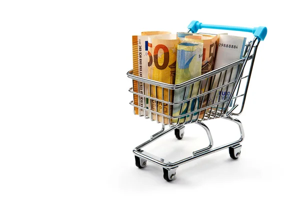 Carrello pieno di banconote in euro isolate su bianco. Concetto: prestito, investimento, pensione, risparmio, finanziamento, garanzia, debito, ipoteca, crisi finanziaria o aumento, aumento o calo delle azioni — Foto Stock