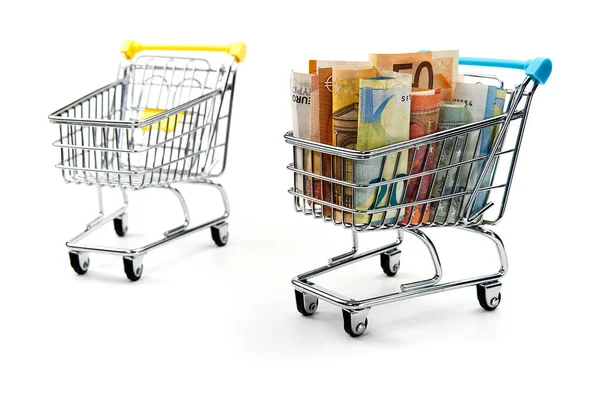 Carrello pieno di banconote in euro isolate su bianco. Concetto: prestito, investimento, pensione, risparmio, finanziamento, garanzia, debito, ipoteca, crisi finanziaria o aumento, aumento o calo delle azioni — Foto Stock