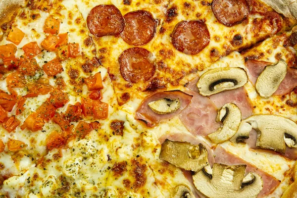 Sluiten van Pizza Texture. Pizza met ham, kaas, mashrooms, paprika, salami. bovenaanzicht van pizza voor elke achtergrond. — Stockfoto