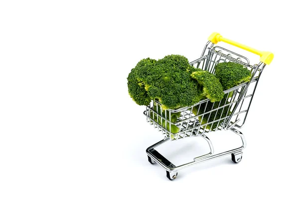 Brócolis em um carrinho de compras, isolado em fundo branco . — Fotografia de Stock