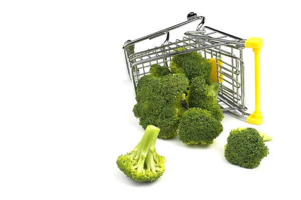 Brócoli en carrito aislado sobre fondo blanco con espacio de copia —  Fotos de Stock