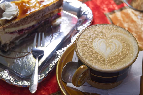 Enfoque suave de una taza de café y pastel en el fondo de ventilación . —  Fotos de Stock