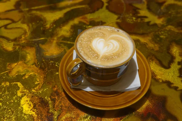 Arriba hacia abajo de cerca ver taza de café con leche con dibujo del corazón . —  Fotos de Stock