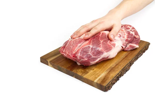 Pescoço de porco cru fresco em tábua de corte de madeira isolada em branco. Mão masculina segurando placa de corte com carne de porco . — Fotografia de Stock