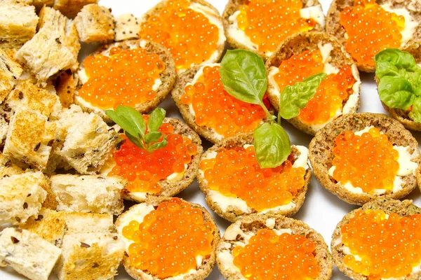 Sandwichs au caviar rouge sur plaque blanche close up — Photo