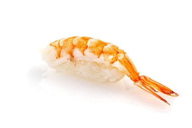 Geleneksel Japon suşisi ve Nigiri beyaz arka planda izole edilmiş. Fotoğrafları kapat