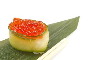 Gunkan maki ya da Gunkan suşisi, kırmızı havyar ikura ve salatalık beyazı ile. Pan Asya restoran menüsü