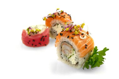 Geleneksel Japon suşisi. Beyaz arka planda karides ve avokadoyla izole edilmiş tempura sushi maki.