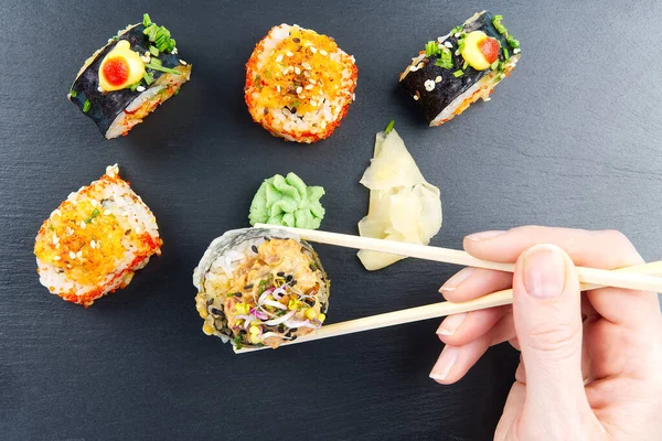 黒石を使った日本の伝統的な寿司セット。寿司、握り、刺身、巻きのおいしいセット。1人でおいしいディナーやランチ。平置き — ストック写真