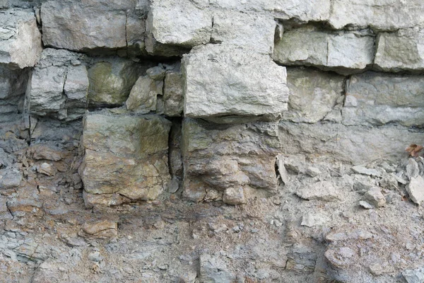 Roca caliza Las capas y grietas en roca sedimentaria, se pueden utilizar como fondo o textura. Grietas y capas de arenisca en los países bálticos, Estonia — Foto de Stock