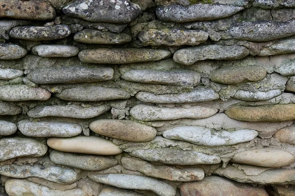 Fragmento de una vieja pared de bloques de piedra gris. Las piedras son planas y ásperas. Antecedentes Textura . — Foto de Stock