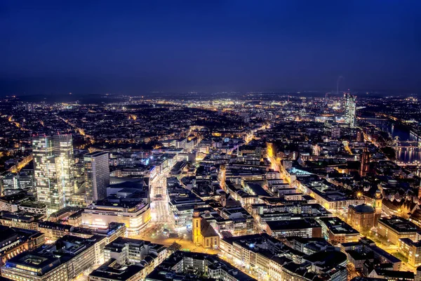 Luftaufnahme von Frankfurt. hochauflösende Luftaufnahme von Frankfurt am Main, Deutschland in der Abenddämmerung. schöner sonnenuntergang über der metropole, finanzzentrum europas - frankfurt am main — Stockfoto