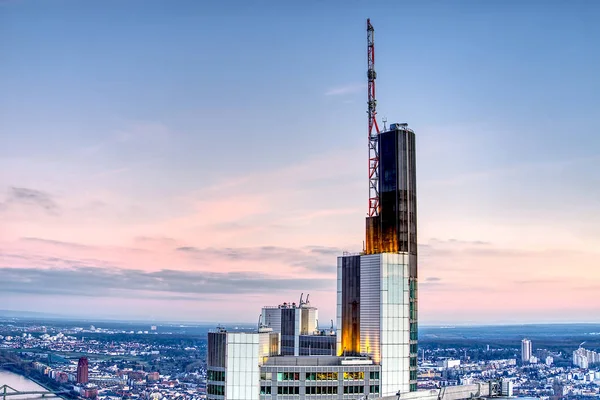 Luchtfoto van Frankfurt am Main bij zonsondergang.Gsm toren op de top van een wolkenkrabber, speciale stad 4g, 5g en nieuwe 6g technomogy. Frankfurt, Duitsland op het gouden uur. hdr schieten — Stockfoto