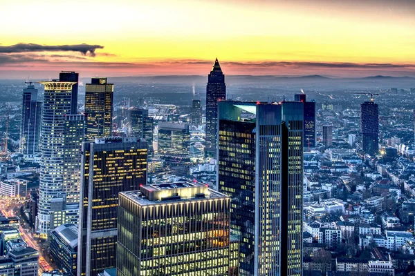 Luchtfoto van Frankfurt am Main bij zonsondergang. Frankfurt, Duitsland op het gouden uur. hdr schieten — Stockfoto