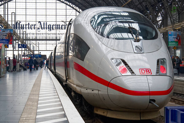 Франкфурт-на-Майне - 8 февраля: Интерсити Экспресс, поезд ICE Deutsche Boerse во Франкфурте-на-Майне, Германия. С помощью скоростного поезда ICE можно разбогатеть над Европой
.