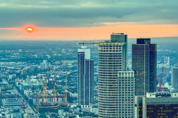 Luchtfoto van Frankfurt am Main bij zonsondergang. Frankfurt, Duitsland op het gouden uur. hdr schieten — Stockfoto