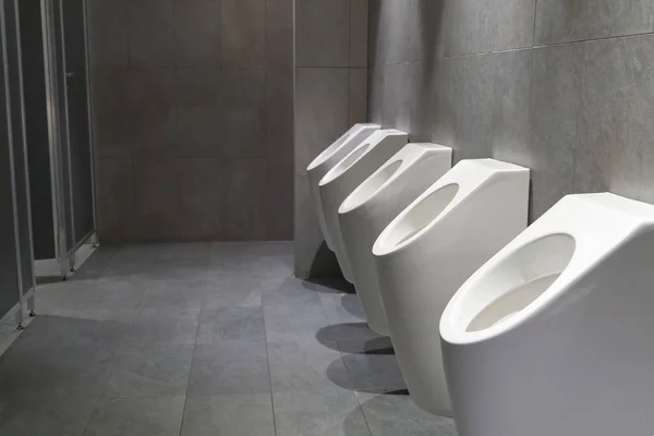 Σειρά από λευκό κεραμικό ουρητήριο δοχείο εσωτερικό σχεδιασμό με όμορφο gret κεραμικά τοίχο άνδρες δημόσια τουαλέτα ή τουαλέτα με αντίγραφο χώρο — Φωτογραφία Αρχείου