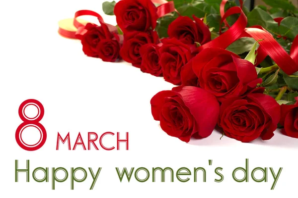 Женский день. свежеобрезанные красные розы на белом фоне с образцом текстов — стоковое фото