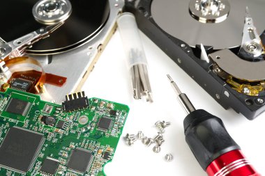 Hdd - sabit disk tamir konsepti. Beyaz arkaplanda parçalanmış sabit disk