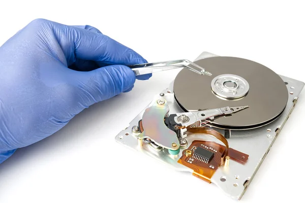 Hdd - hard disk drive. Hard disk repair concept. The hard drive is designed to store data of all mankind, so timely monitoring is very important. Pc industry. Disassembled hard disk on white — Stock Photo, Image