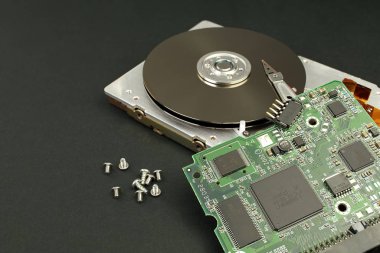 Hdd - sabit disk sürücüsü. Hard disk onarım konsepti. Sabit disk tüm insanlığın verilerini depolamak için tasarlanmıştır, bu yüzden zamanında izleme çok önemlidir. Bilgisayar endüstrisi. Siyah ya da koyu renk üzerinde parçalanmış sabit disk