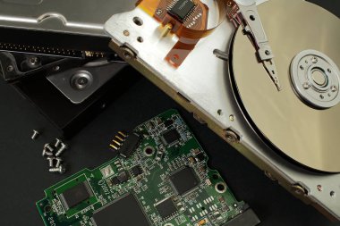 Okuma yazma bölümü, sabit diskin başı. Hard diskin içine yaklaş - Hdd. Bilgisayarlar için sabit disk, veritabanları, bankalar, kişisel verilerin depolanması için virüs koruması ve zamanında