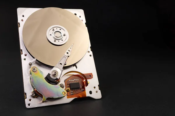 Жорсткий диск HDD, жорсткий диск, жорсткий диск або фіксований диск є електромеханічним пристроєм зберігання даних, який використовує магнітне зберігання для зберігання та отримання цифрових даних за допомогою одного або декількох жорстких швидко — стокове фото