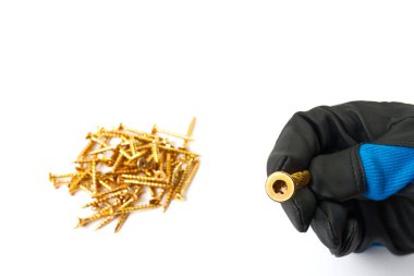 Sarı torks vidası tutan, beyaz eldiven giyen adamlar.