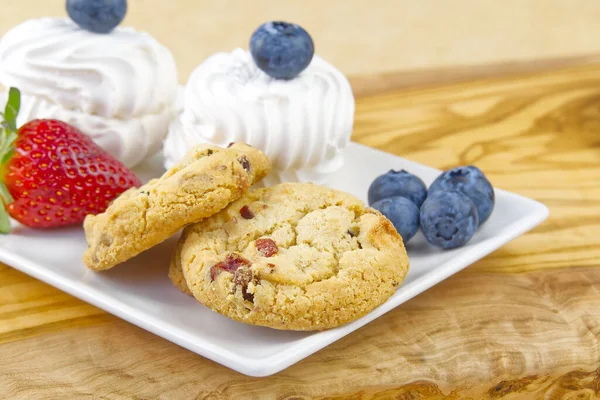 Galletas de avena con fresa y bize galletas con arándano sobre tabla de madera de olivo — Foto de Stock