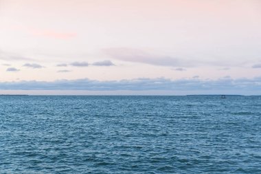 Sabahları güneş doğarken deniz manzarası çok güzeldir. Altın saatte Baltık Denizi 'nde gün batımı