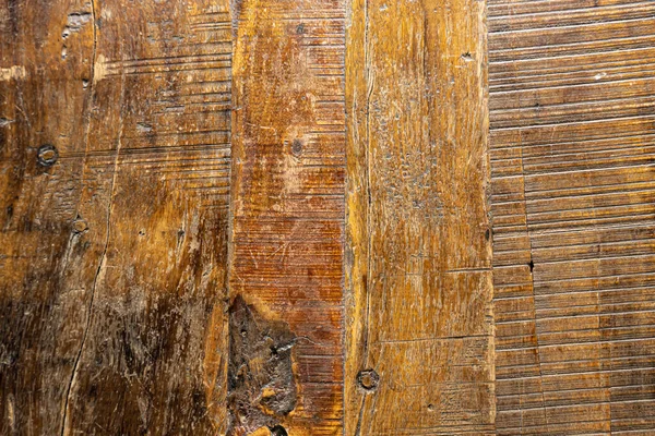 Braune Holzstruktur eines alten Holztisches mit vielen Kratzern und Gebrauchsspuren — Stockfoto