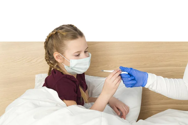 마스크를 소녀는 체온을 측정하고 바이러스를 탐지하기 체온계를 받는다 어린이 코로나 — 스톡 사진
