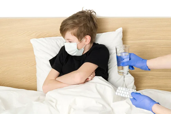 Yatakta Yatan Genç Bir Çocuğa Ilaç Bir Bardak Veriliyor Virüs — Stok fotoğraf