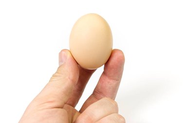 Beyazın üzerinde izole edilmiş tavuk yumurtasıyla erkeklerin eli