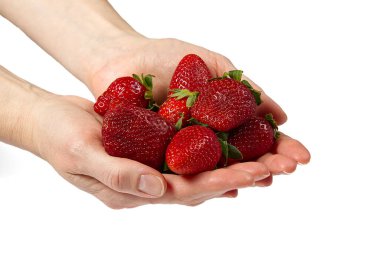 Beyaz arka planda izole edilmiş taze bir çilek tutan kadın eli. organik çilekler