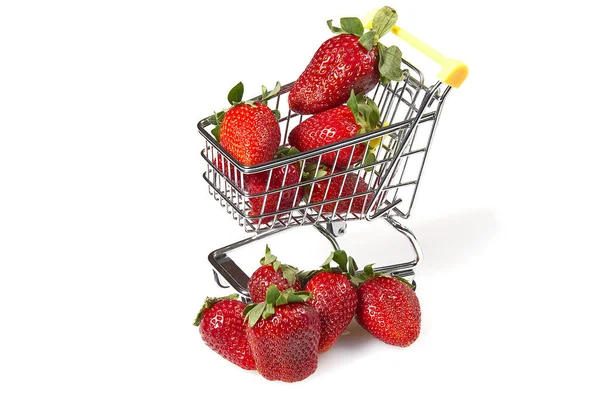 Ferske jordbær i handlevognen, isolert på hvit bakgrunn. Nære på. organiske jordbær – stockfoto