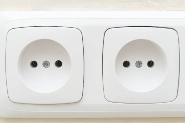 Beyaz prizler bej duvarda. Kapat - eu standart elektrik prizleri.