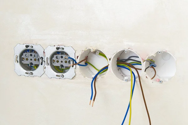 Bej duvar standartlarında 220 V elektrik prizi ve kablo — Stok fotoğraf