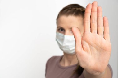 Coronavirus için dur de. Hoş kadın gösterisi, Corona virüsü salgınını durdurmak için el hareketi. Coronavirus ve Hava kirliliği pm2.5 konsepti. Boşluğu kopyala