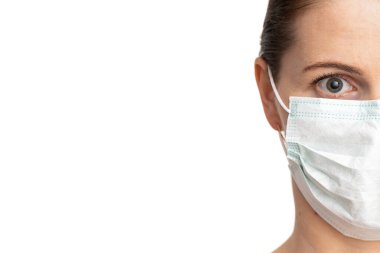 Hava, yarım yüz, portre, yakın plan, beyaz arka plan, fotokopi alanı yüzünden tıbbi maskeli kadın. Cerrahi maske koronavirüs ve diğer virüslere karşı korur.