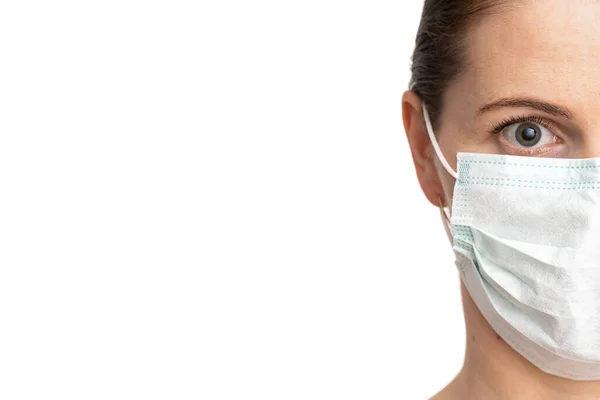 戴医用面罩的女性由于空气、半脸、肖像、特写、白色背景、复制空间。外科口罩可防止结肠病毒和其他病毒 — 图库照片