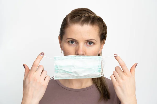 成年妇女在嘴上戴上保护膜，以保护自己免受病毒性疾病和细菌的侵害。外科口罩可防止结肠炎 — 图库照片